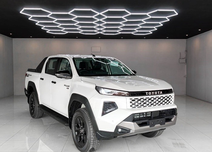 2026 TOYOTA HILUX TRAVO OVERLAND 2.8 2WD AT White image 2