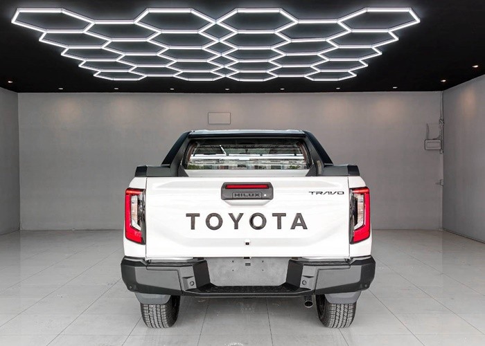 2026 TOYOTA HILUX TRAVO OVERLAND 2.8 2WD AT White image 4