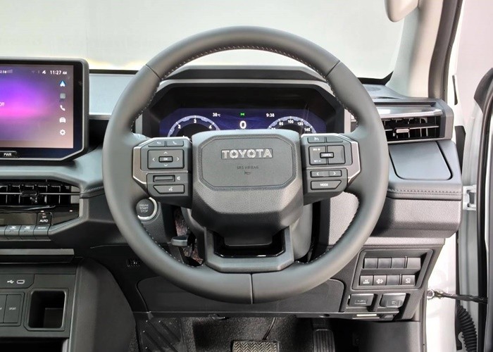 2026 TOYOTA HILUX TRAVO OVERLAND 2.8 2WD AT White image 12