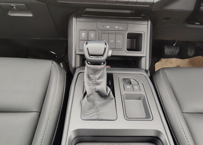 2026 TOYOTA HILUX TRAVO OVERLAND 2.8 2WD AT image 13