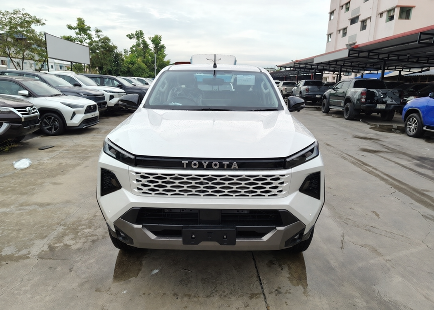 2026 TOYOTA HILUX TRAVO OVERLAND 2.8 2WD AT image 16