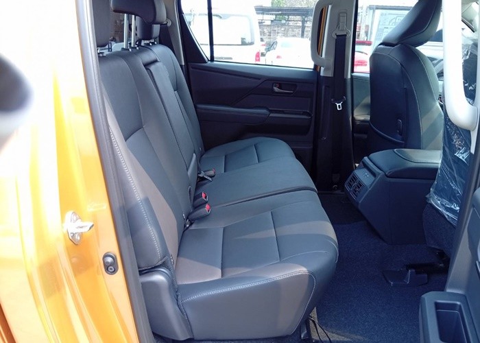 2026 TOYOTA HILUX TRAVO OVERLAND 2.8 2WD AT Yellow image 6