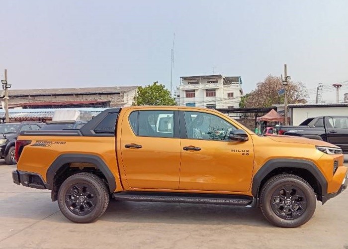 2026 TOYOTA HILUX TRAVO OVERLAND 2.8 2WD AT Yellow image 8