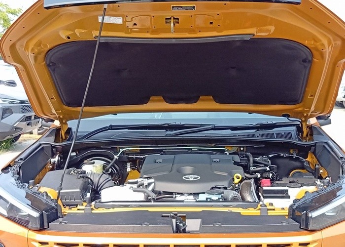 2026 TOYOTA HILUX TRAVO OVERLAND 2.8 2WD AT Yellow image 14