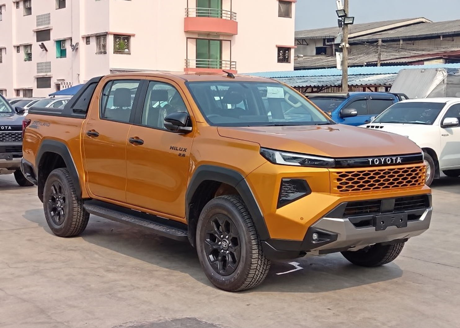 2026 TOYOTA HILUX TRAVO OVERLAND 2.8 2WD AT Yellow image 16