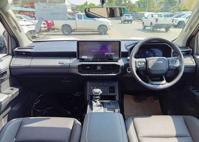 2026 TOYOTA HILUX TRAVO OVERLAND 2.8 2WD AT White image 12