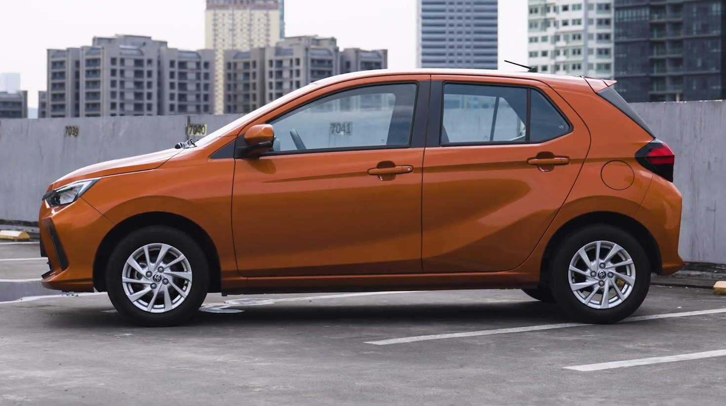 2027 TOYOTA WIGO HATCHBACK G 1.0 2WD CVT Orange image 2
