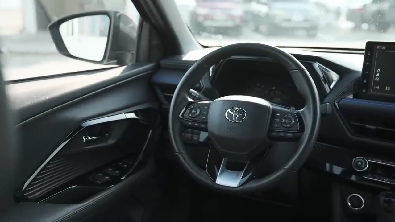 2027 TOYOTA YARIS CROSS SUV V 1.5 2WD CVT Red image 15