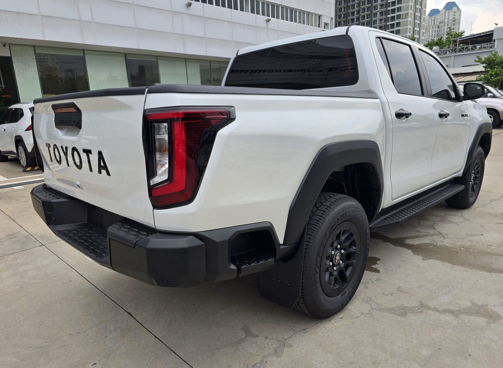 2027 TOYOTA HILUX DOUBLE CAB PRO 2.8 2WD AT White (Z-1385) image 5