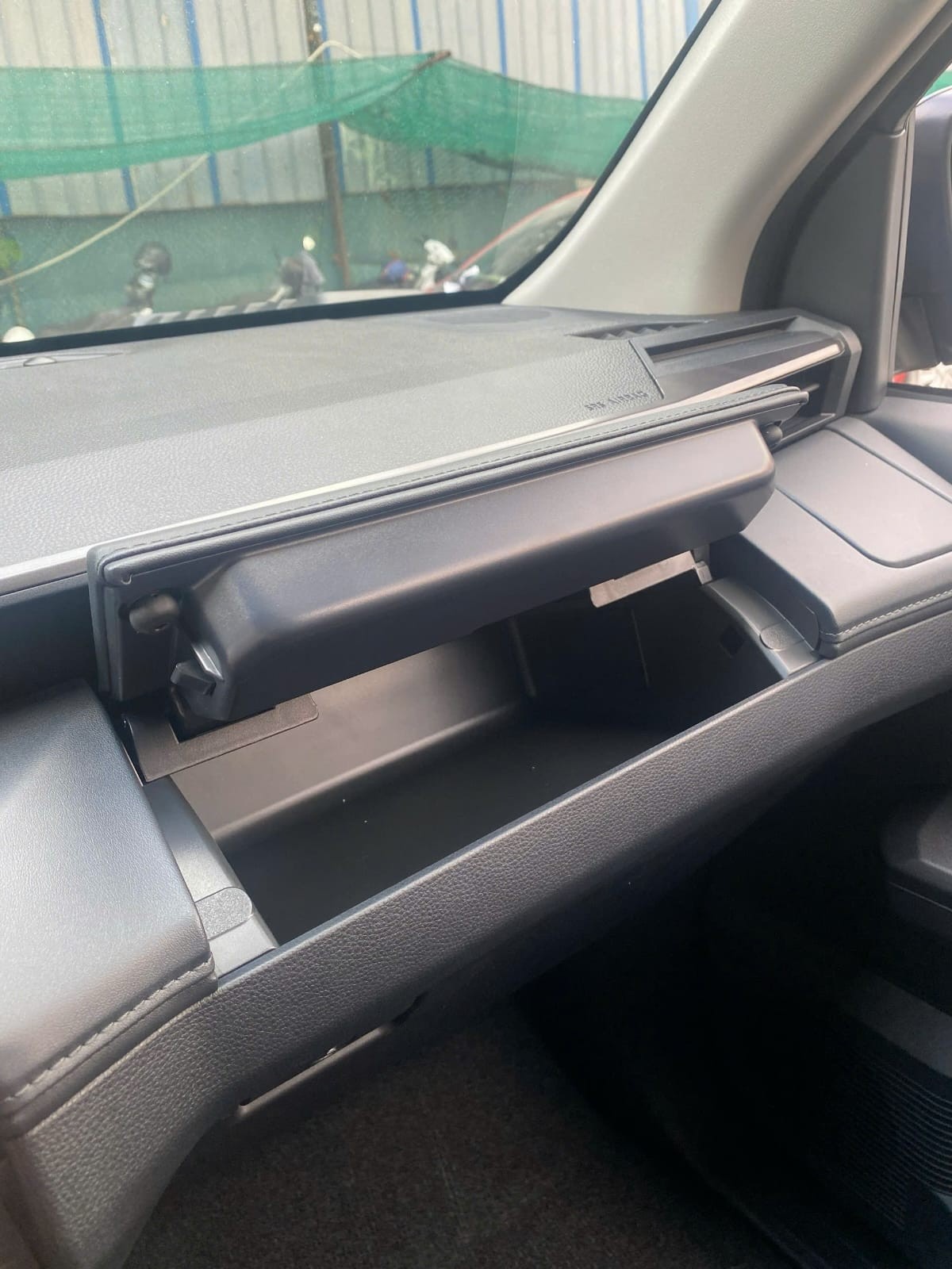 2027 TOYOTA HILUX DOUBLE CAB PRO 2.8 2WD AT Black (Z-1387) image 12