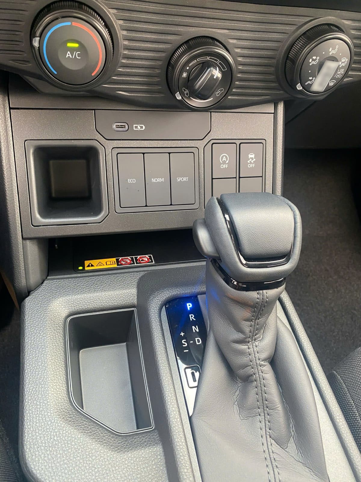2027 TOYOTA HILUX DOUBLE CAB PRO 2.8 2WD AT Black (Z-1387) image 19