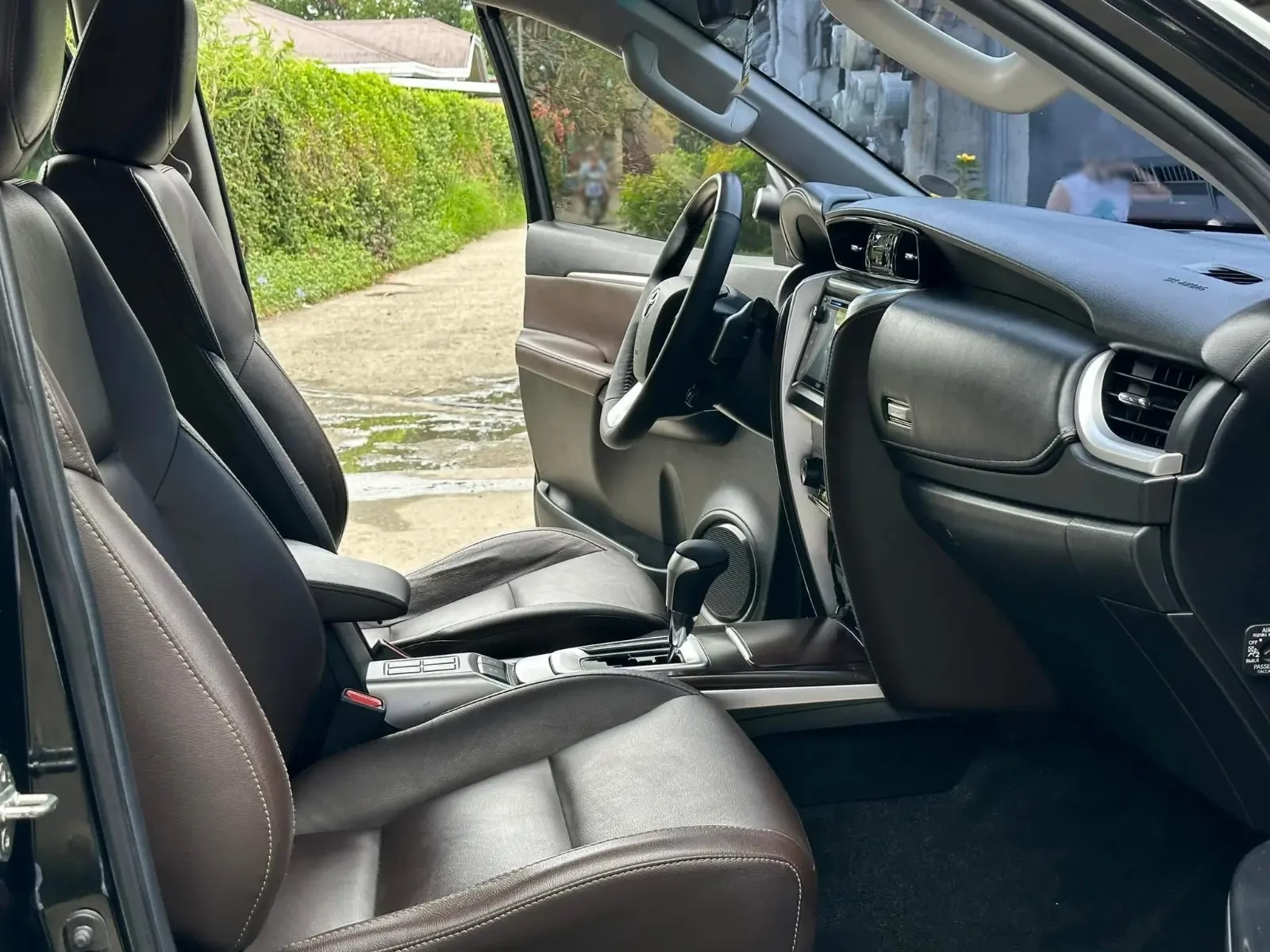 2027 TOYOTA FORTUNER SUV V 2.4 2WD AT Black image 10