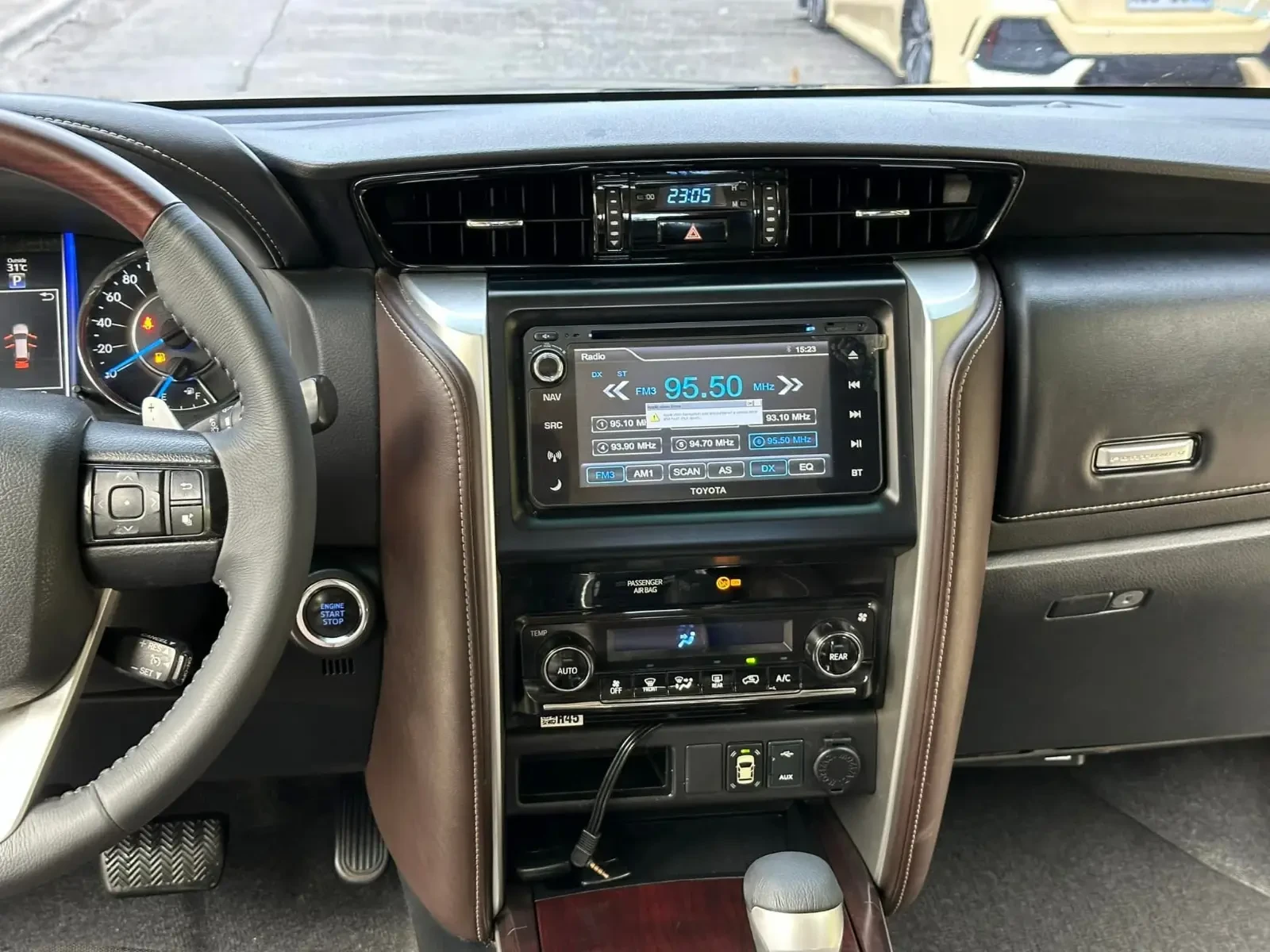 2027 TOYOTA FORTUNER SUV V 2.4 2WD AT Black image 12