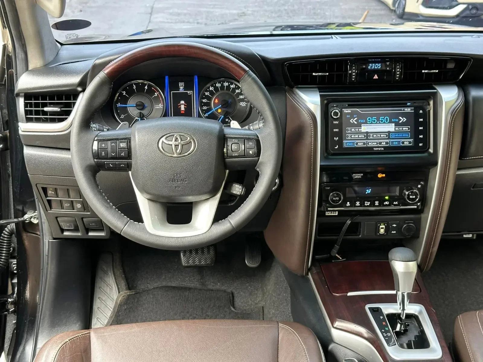 2027 TOYOTA FORTUNER SUV V 2.4 2WD AT Black image 14