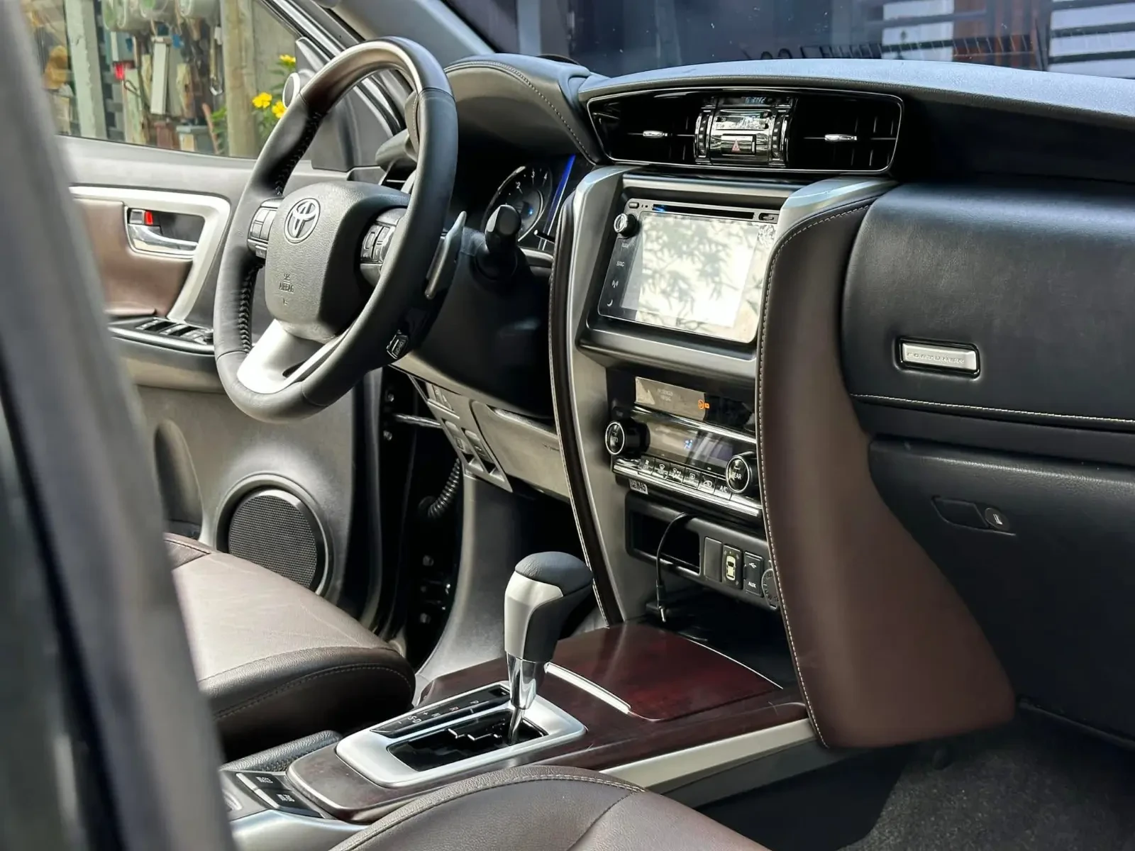 2027 TOYOTA FORTUNER SUV V 2.4 2WD AT Black image 17