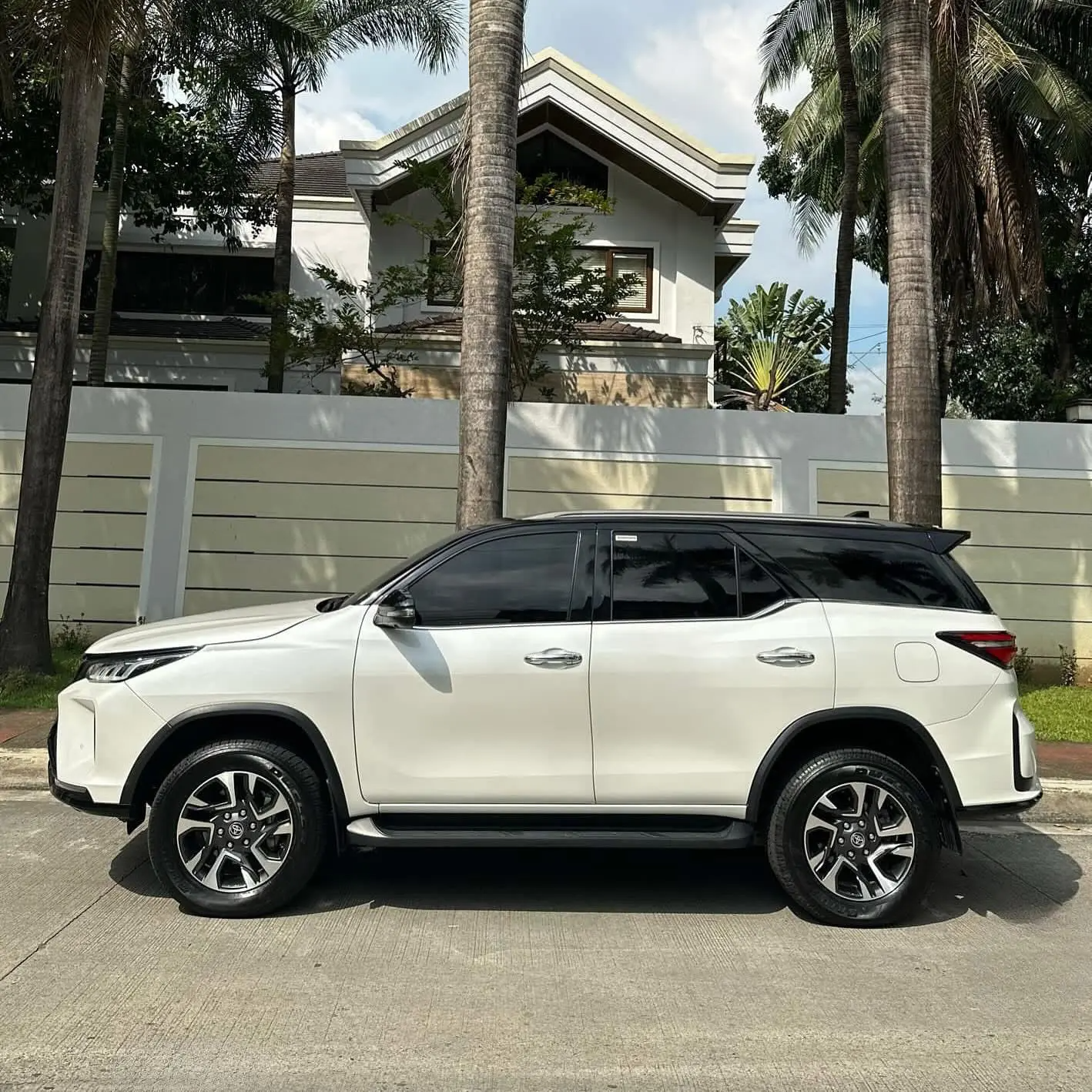 2027 TOYOTA FORTUNER SUV LTD 2.8 2WD AT White image 4