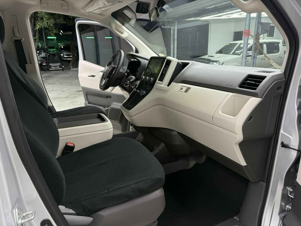 2027 TOYOTA GL GRANDIA VAN 2.8 2WD AT Silver image 9