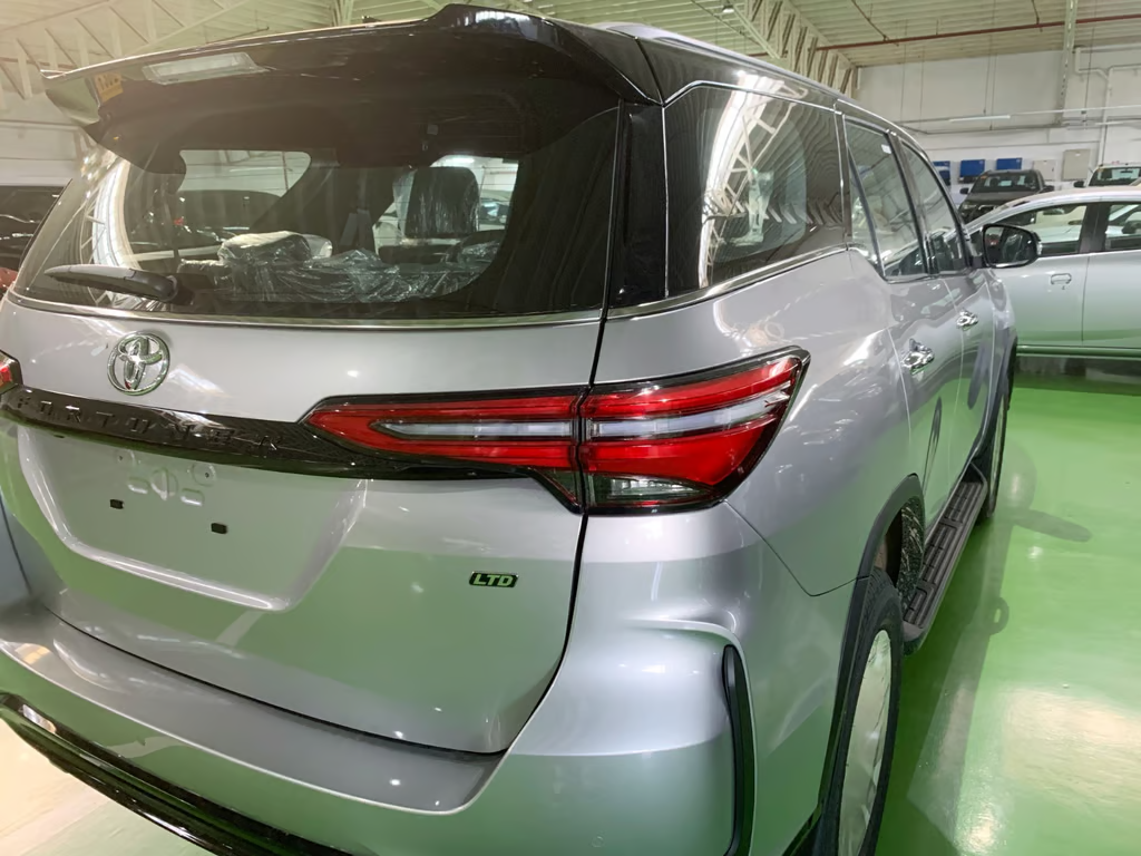 2027 TOYOTA FORTUNER SUV LTD 2.8 4WD AT Silver image 4