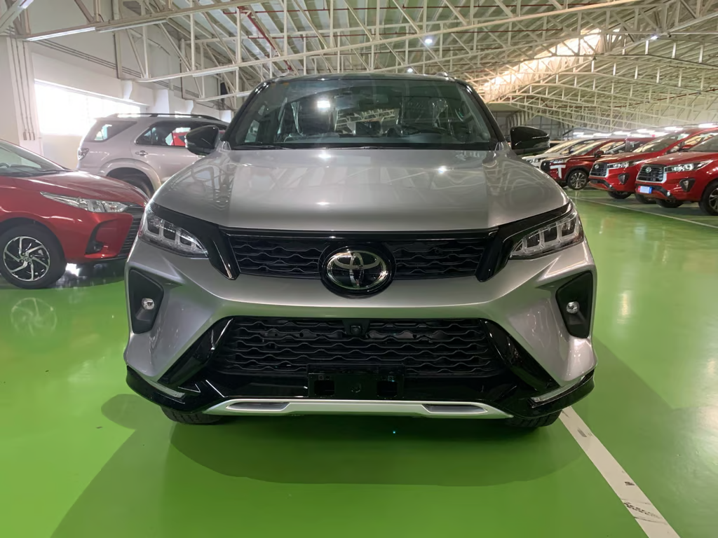 2027 TOYOTA FORTUNER SUV LTD 2.8 4WD AT Silver image 7