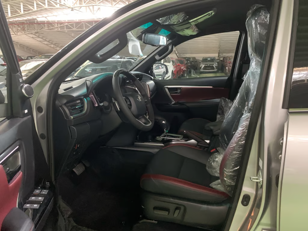 2027 TOYOTA FORTUNER SUV LTD 2.8 4WD AT Silver image 8