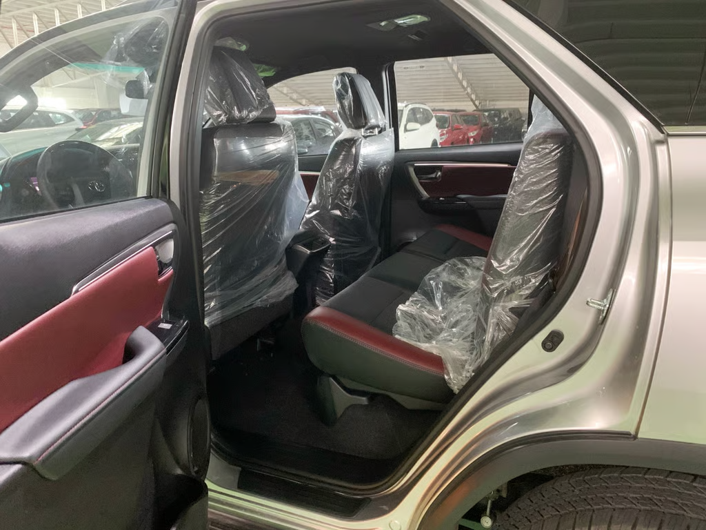 2027 TOYOTA FORTUNER SUV LTD 2.8 4WD AT Silver image 9