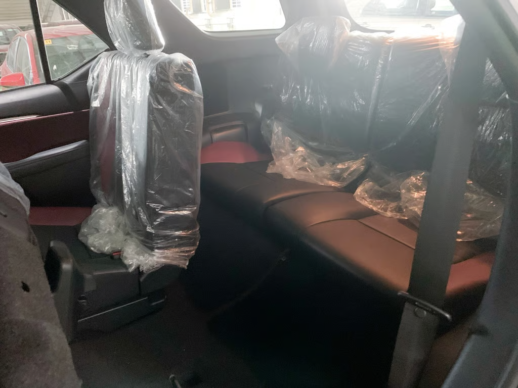 2027 TOYOTA FORTUNER SUV LTD 2.8 4WD AT Silver image 10