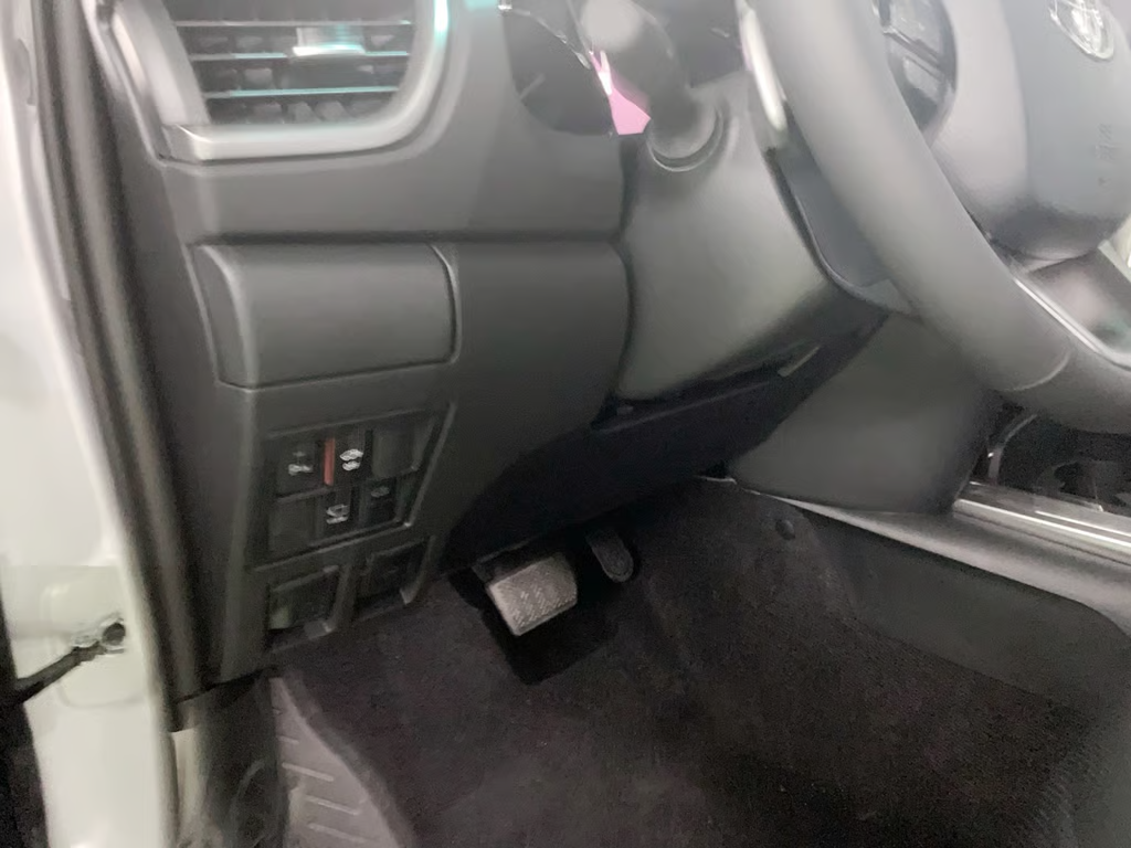 2027 TOYOTA FORTUNER SUV LTD 2.8 4WD AT Silver image 13
