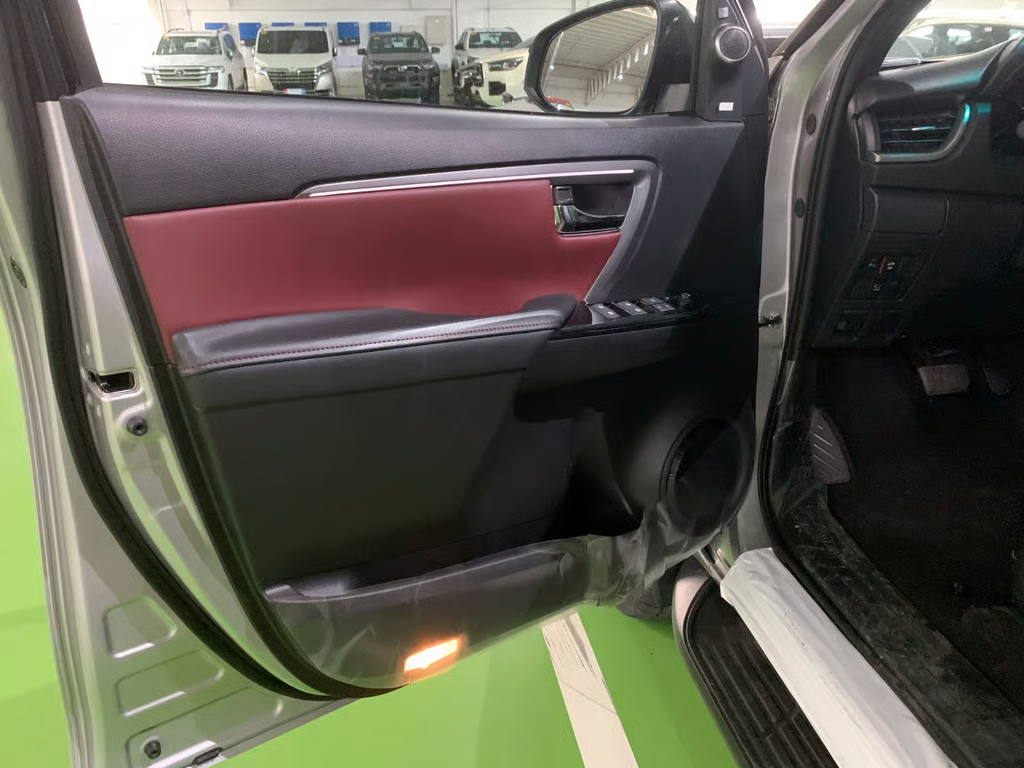 2027 TOYOTA FORTUNER SUV LTD 2.8 4WD AT Silver image 16
