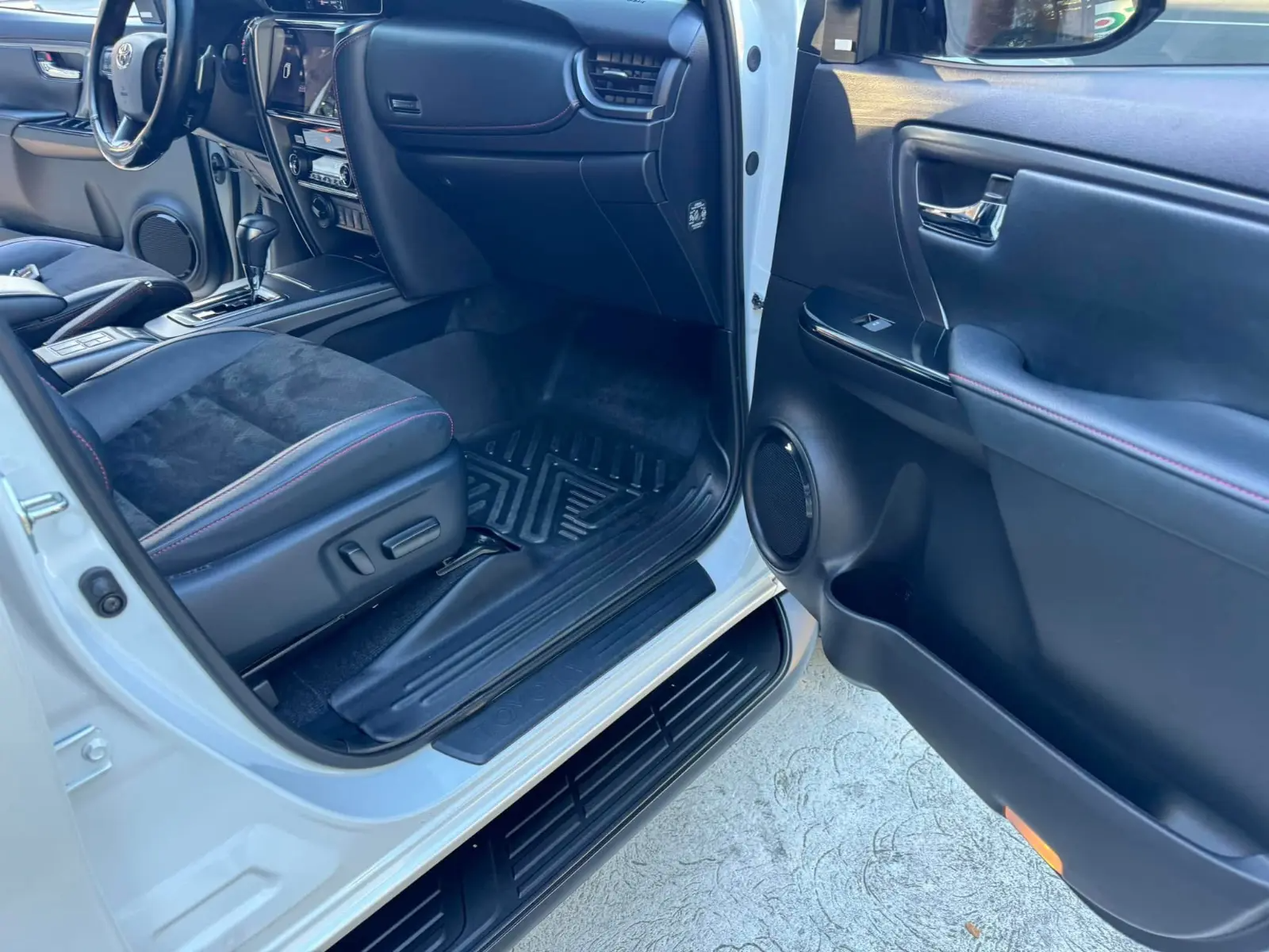 2027 TOYOTA FORTUNER SUV GR-S 2.8 4WD AT White image 13