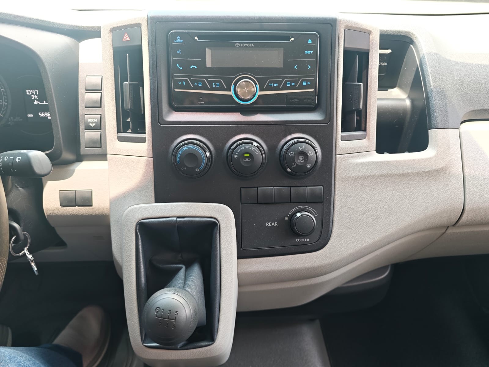 2022 TOYOTA HIACE VAN COMMUTER DELUXE 2.8 2WD MT White image 36