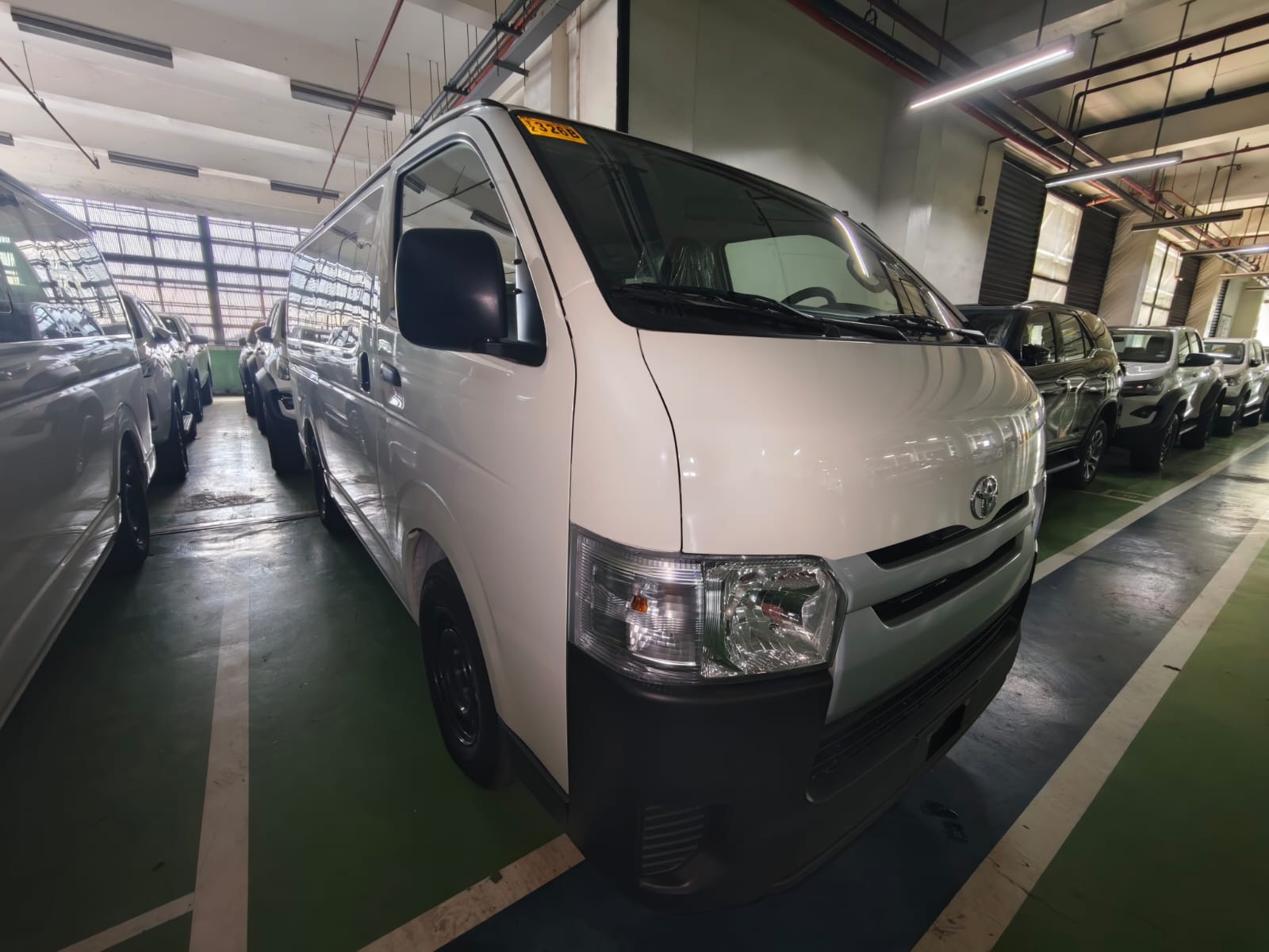 2027 TOYOTA HIACE VAN COMMUTER 3.0 2WD MT White image 7