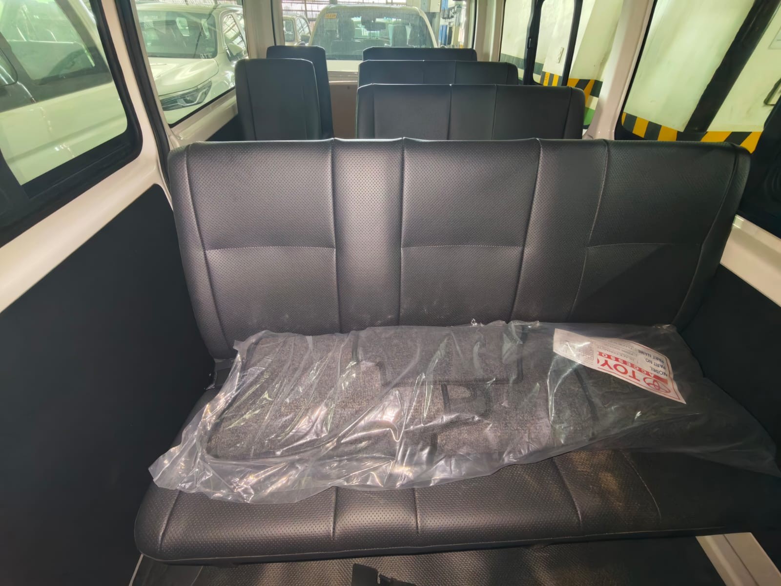 2027 TOYOTA HIACE VAN COMMUTER 3.0 2WD MT White image 15