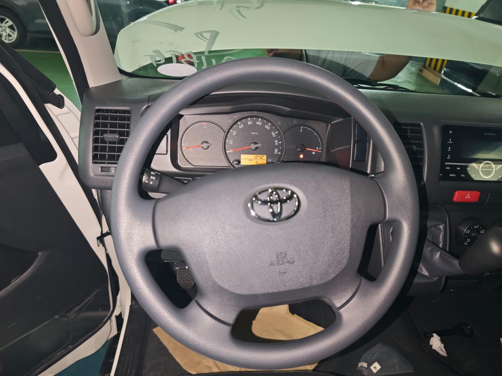 2027 TOYOTA HIACE VAN COMMUTER 3.0 2WD MT White image 22