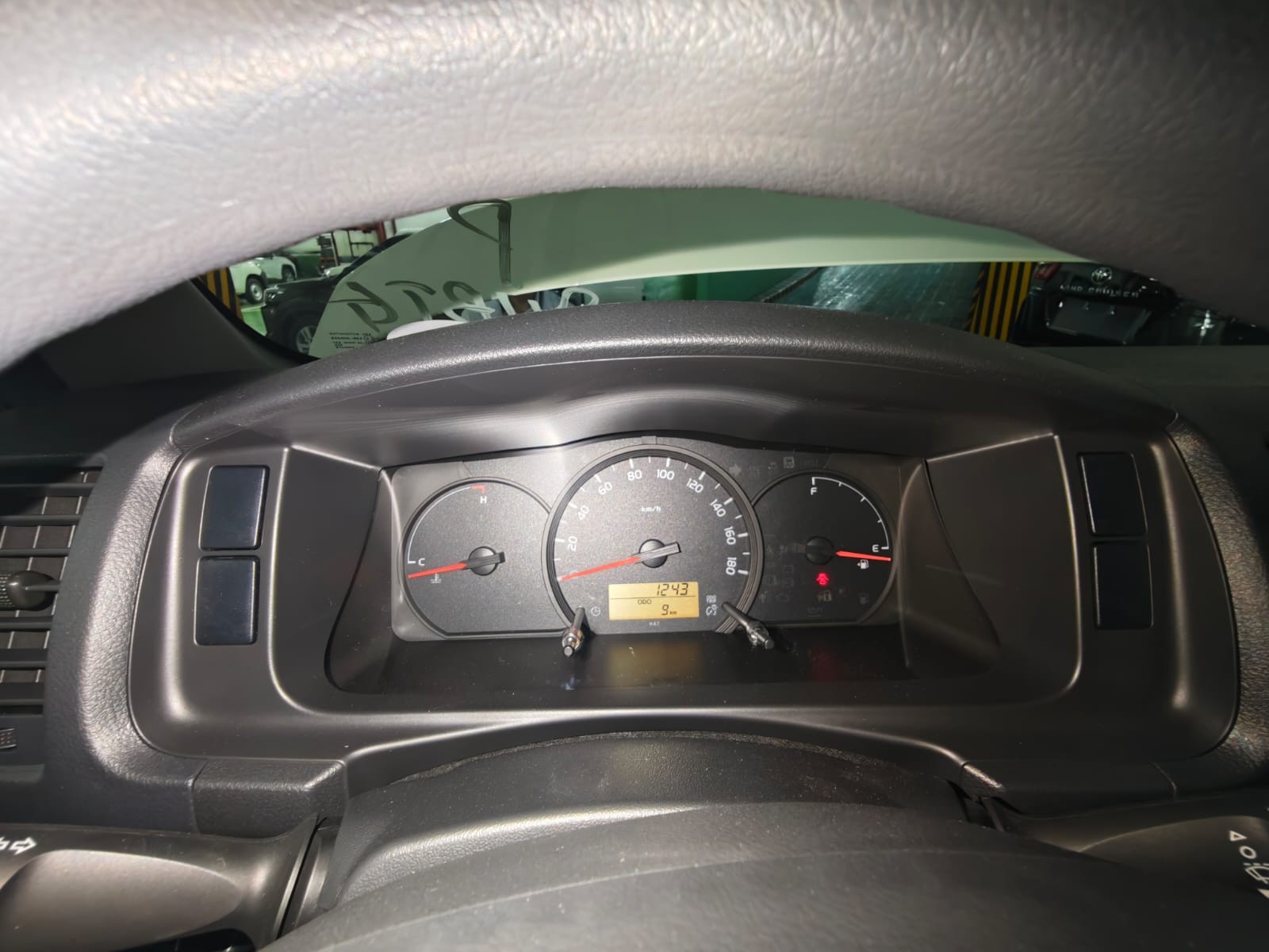 2027 TOYOTA HIACE VAN COMMUTER 3.0 2WD MT White image 23