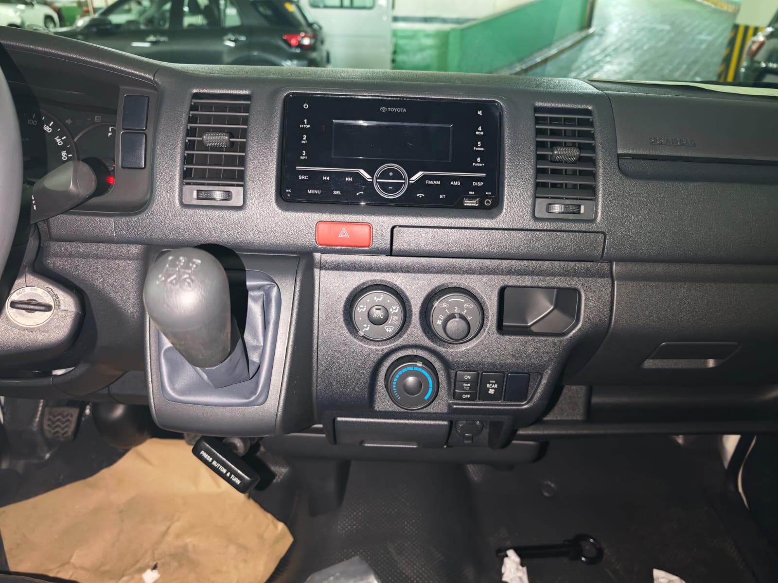 2027 TOYOTA HIACE VAN COMMUTER 3.0 2WD MT White image 24
