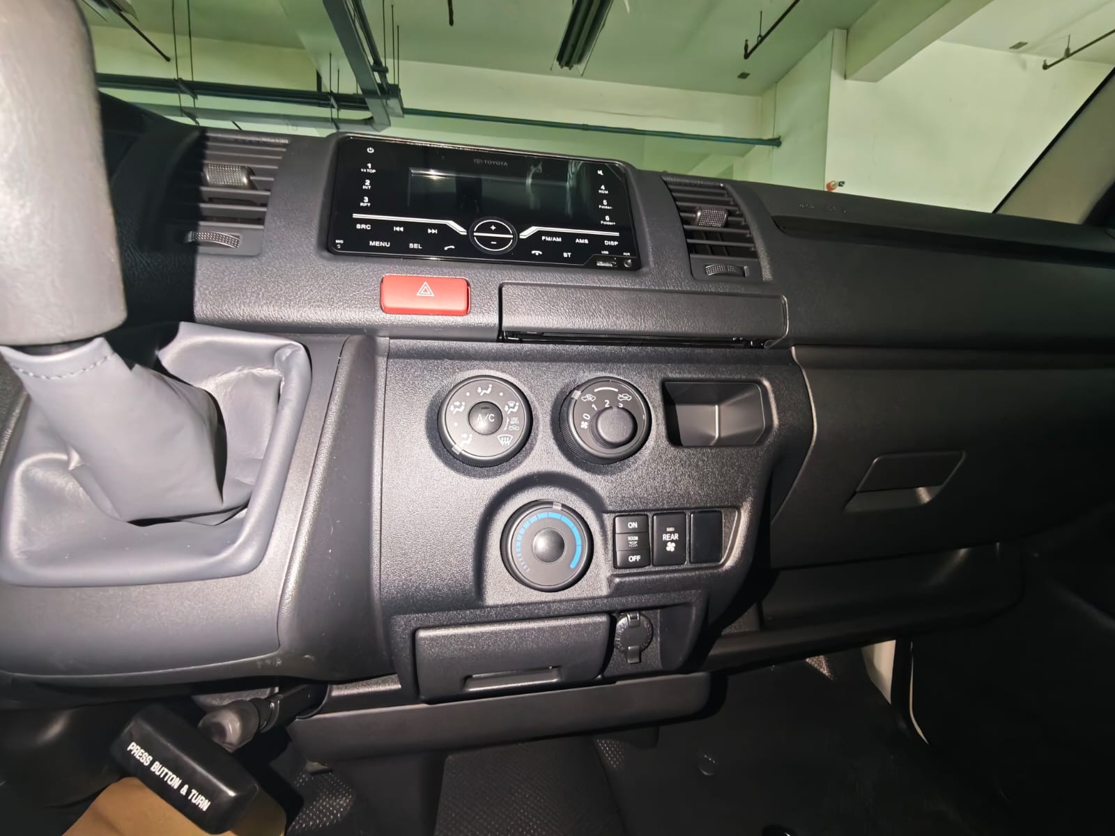 2027 TOYOTA HIACE VAN COMMUTER 3.0 2WD MT White image 25