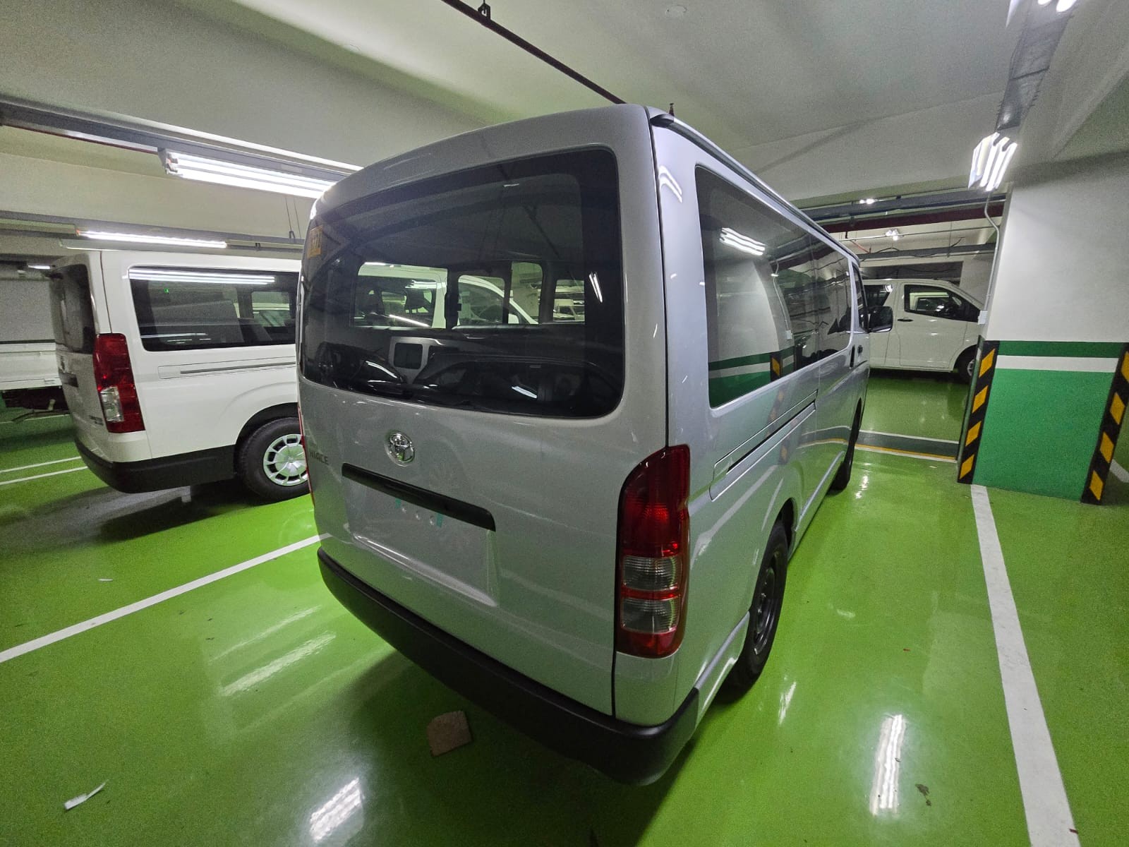 2027 TOYOTA HIACE VAN COMMUTER 3.0 2WD MT Silver image 6