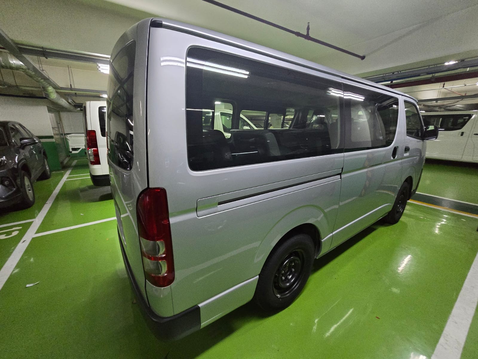 2027 TOYOTA HIACE VAN COMMUTER 3.0 2WD MT Silver image 7