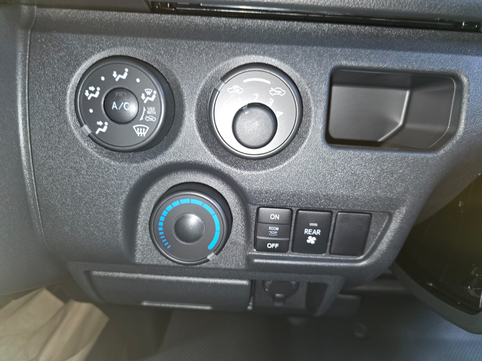 2027 TOYOTA HIACE VAN COMMUTER 3.0 2WD MT Silver image 30