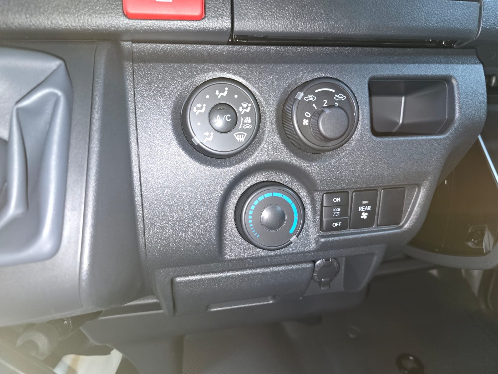 2027 TOYOTA HIACE VAN COMMUTER 3.0 2WD MT Silver image 31