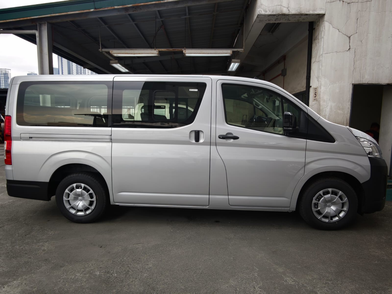 2027 TOYOTA HIACE VAN COMMUTER DELUXE 2.8 2WD MT White image 8