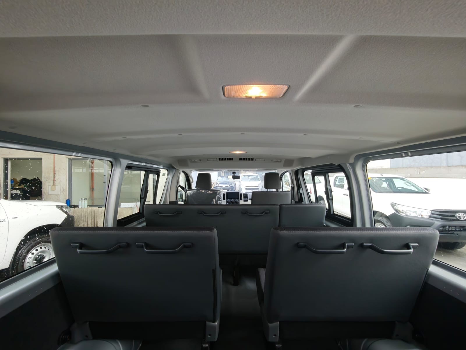 2027 TOYOTA HIACE VAN COMMUTER DELUXE 2.8 2WD MT White image 21