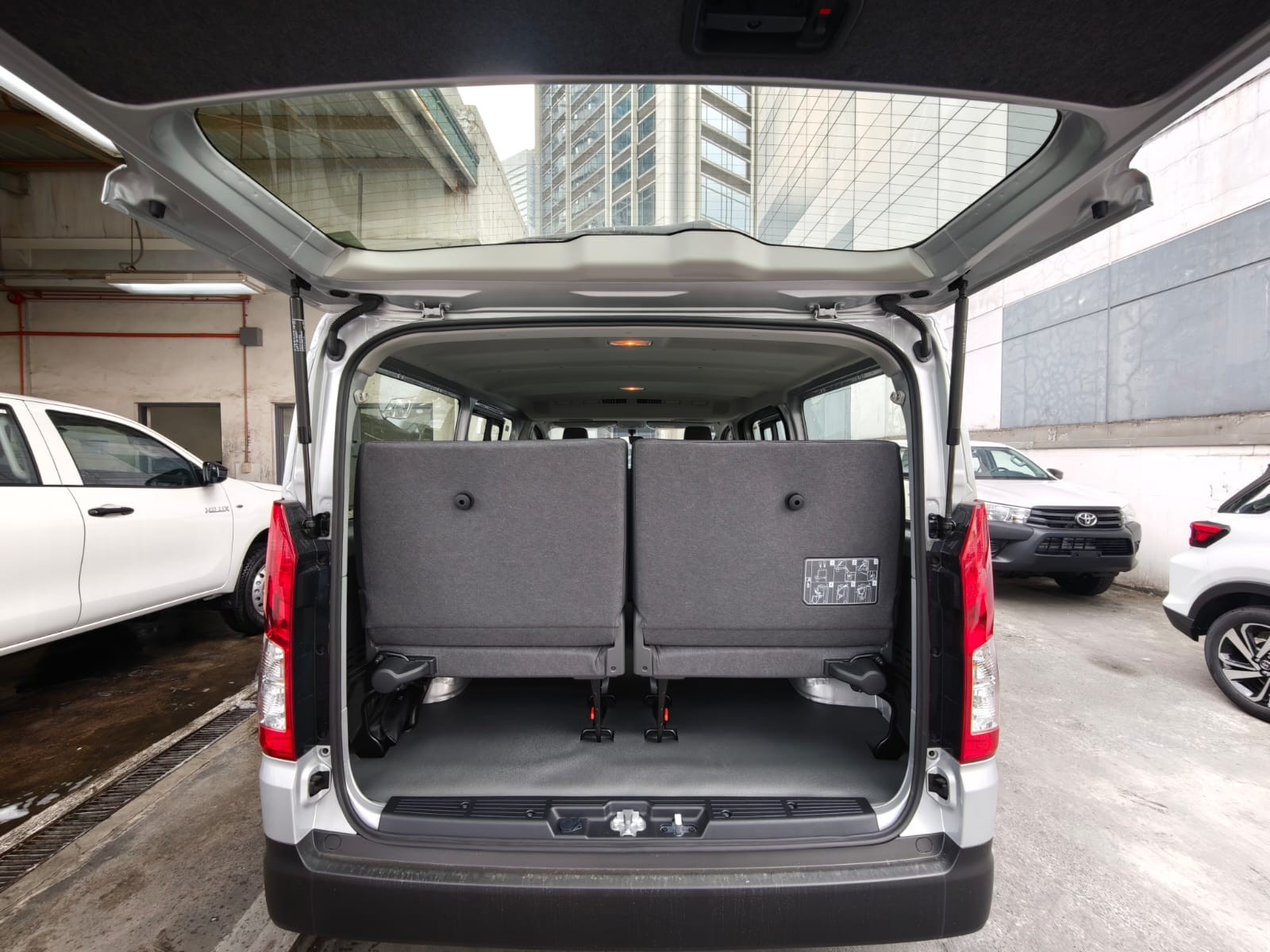 2027 TOYOTA HIACE VAN COMMUTER DELUXE 2.8 2WD MT White image 23