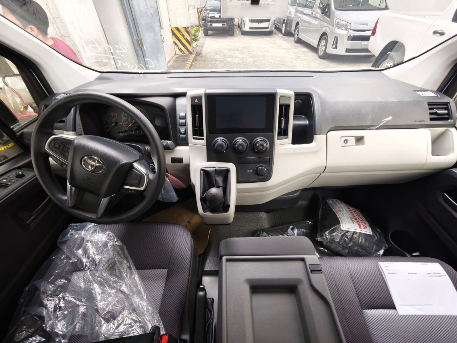 2027 TOYOTA HIACE VAN COMMUTER DELUXE 2.8 2WD MT White image 25