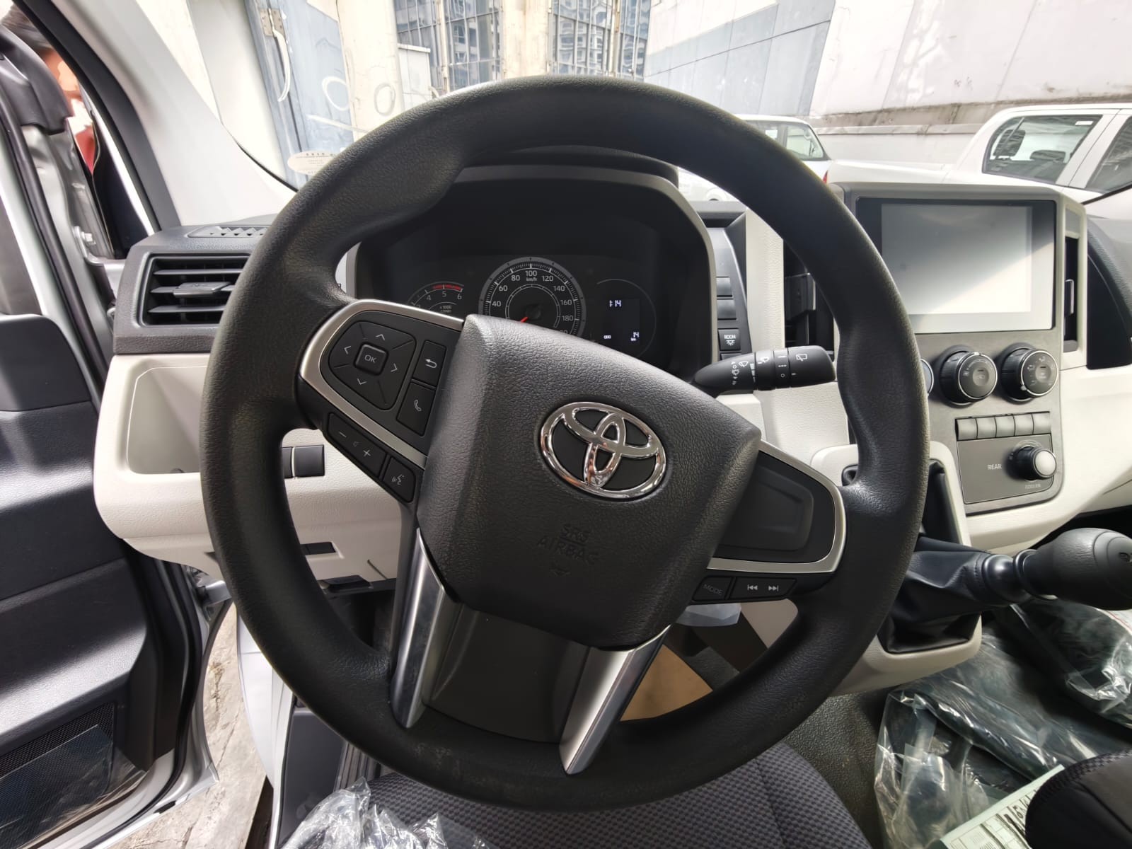 2027 TOYOTA HIACE VAN COMMUTER DELUXE 2.8 2WD MT White image 26