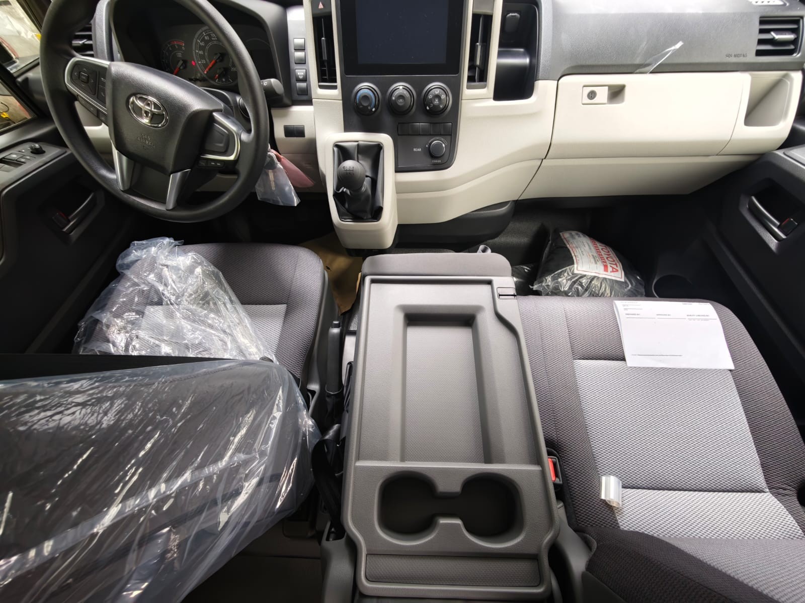 2027 TOYOTA HIACE VAN COMMUTER DELUXE 2.8 2WD MT White image 30