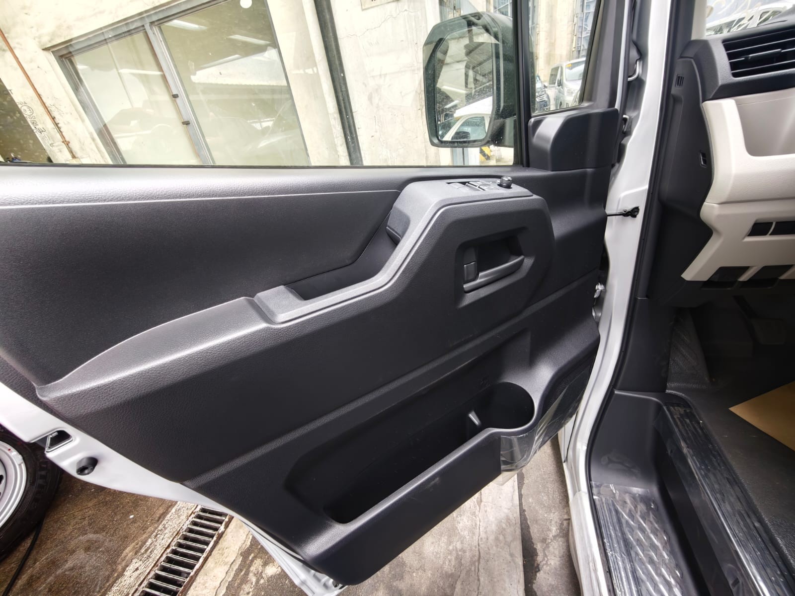 2027 TOYOTA HIACE VAN COMMUTER DELUXE 2.8 2WD MT White image 37