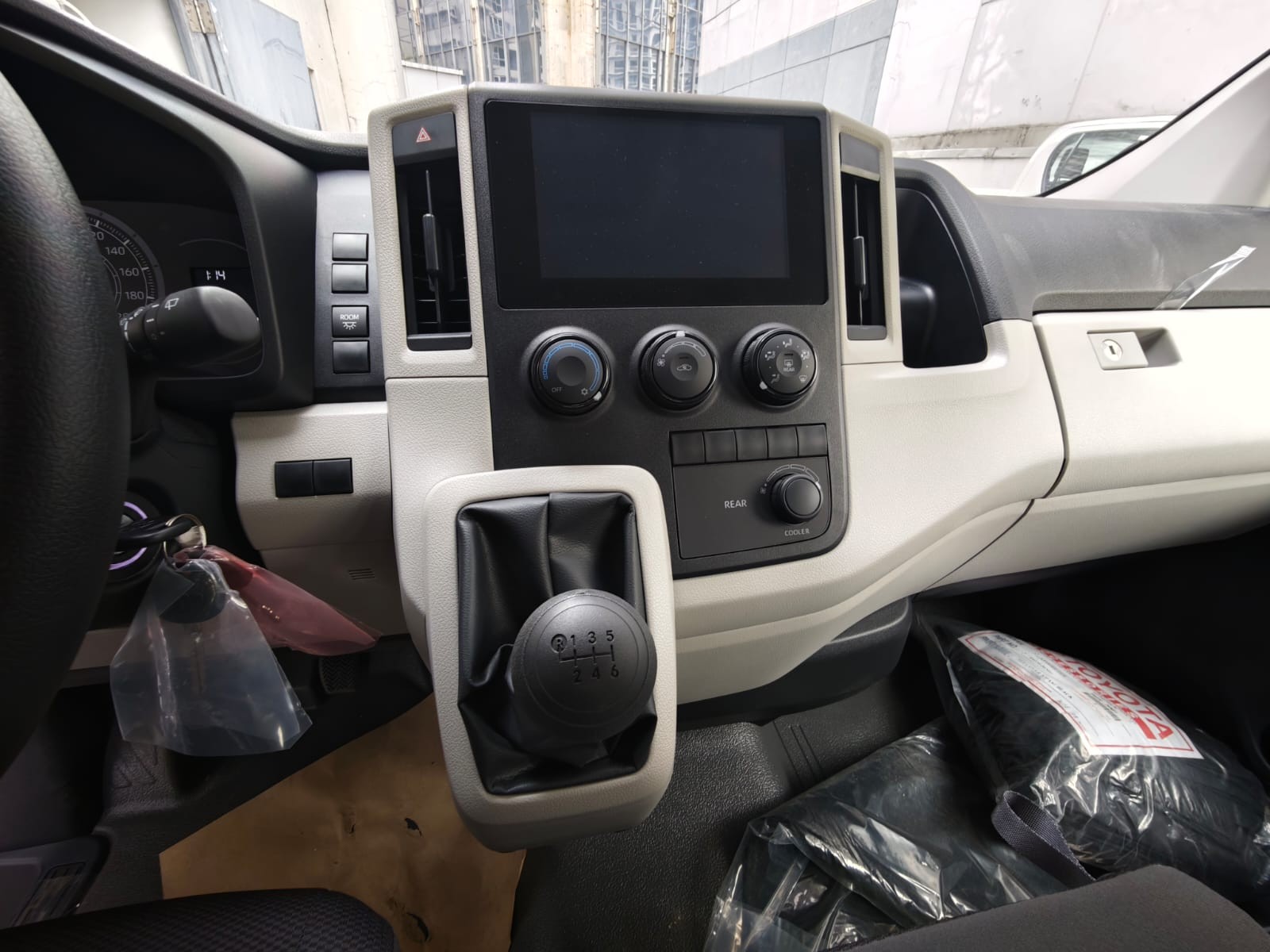 2027 TOYOTA HIACE VAN COMMUTER DELUXE 2.8 2WD MT White image 43
