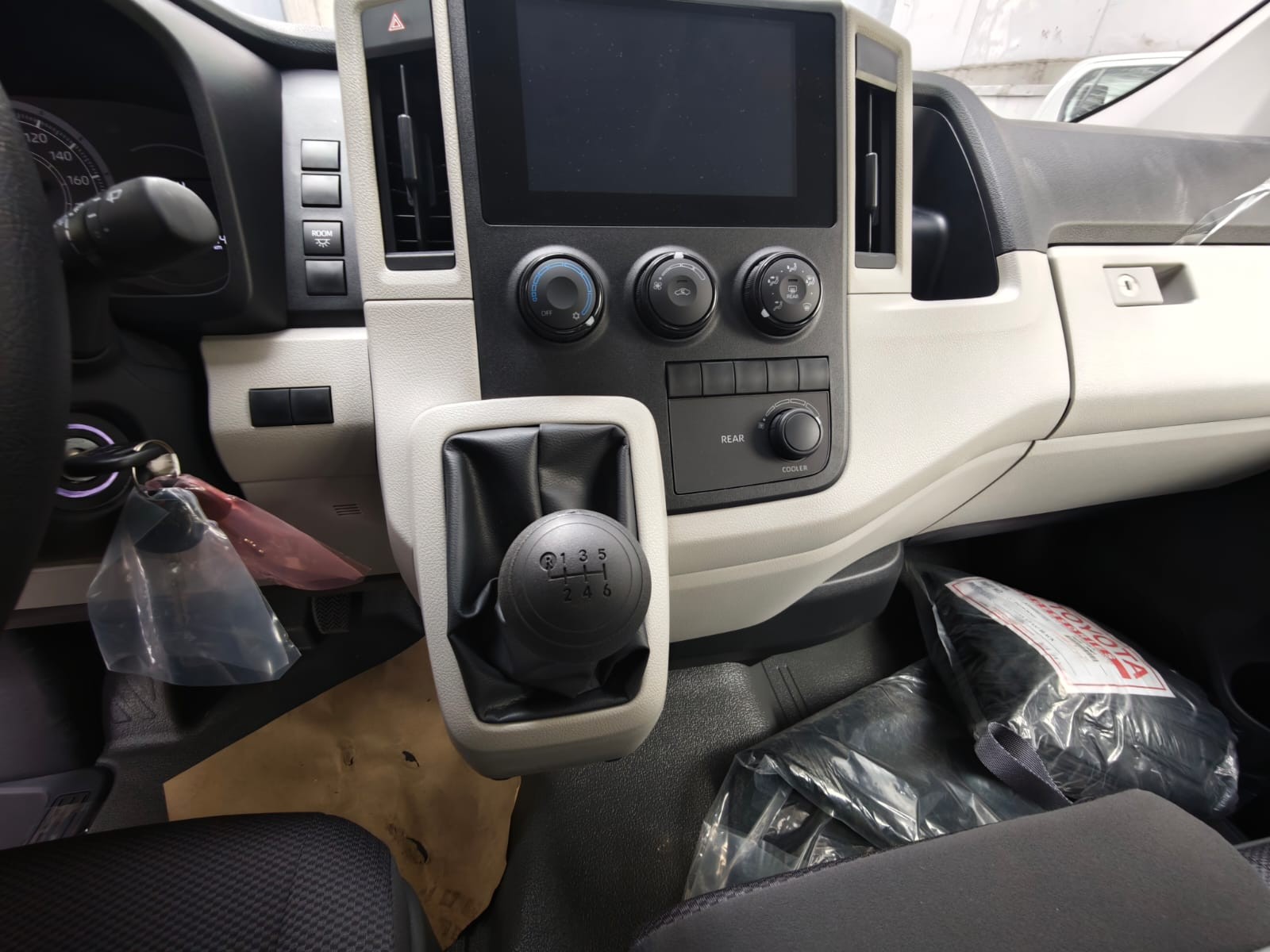 2027 TOYOTA HIACE VAN COMMUTER DELUXE 2.8 2WD MT White image 44