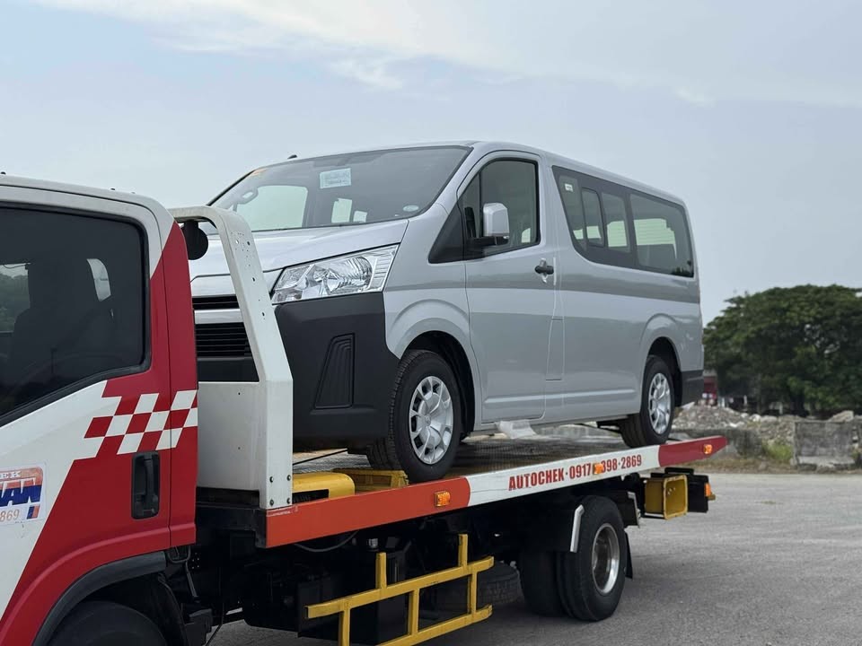 2027 TOYOTA HIACE VAN COMMUTER DELUXE 2.8 2WD MT Silver image 6